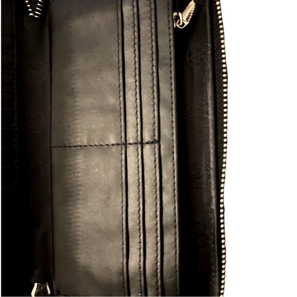 Great🎉 Condition ADRIENNE VITTADINI studio wallet approx 8x4.5- Elegant! - Picture 4 of 9